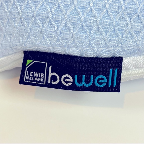 Travel blankets & travel shampoo lotion soap bottles. Get ready to go! - Picture 4 of 6